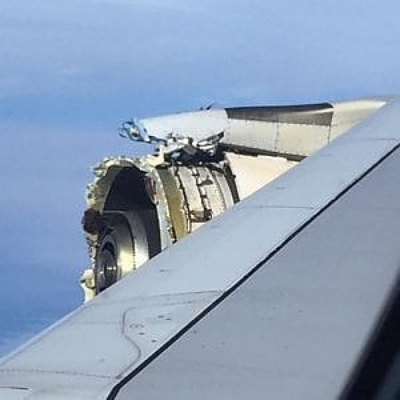 Paura a bordo volo Air France, motore esplode in volo