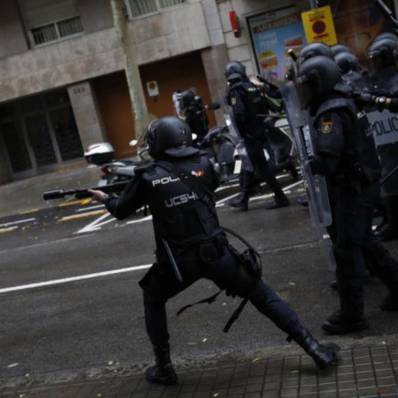 Polizia spagnola carica pompieri in un seggio