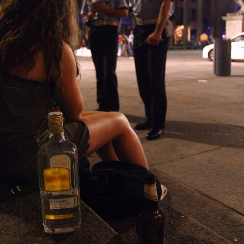 Per strada con madre ubriaca, bimbo chiede aiuto a polizia