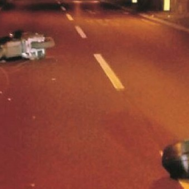 Incidente nella galleria Perara, scooterista ferito e traffico in tilt