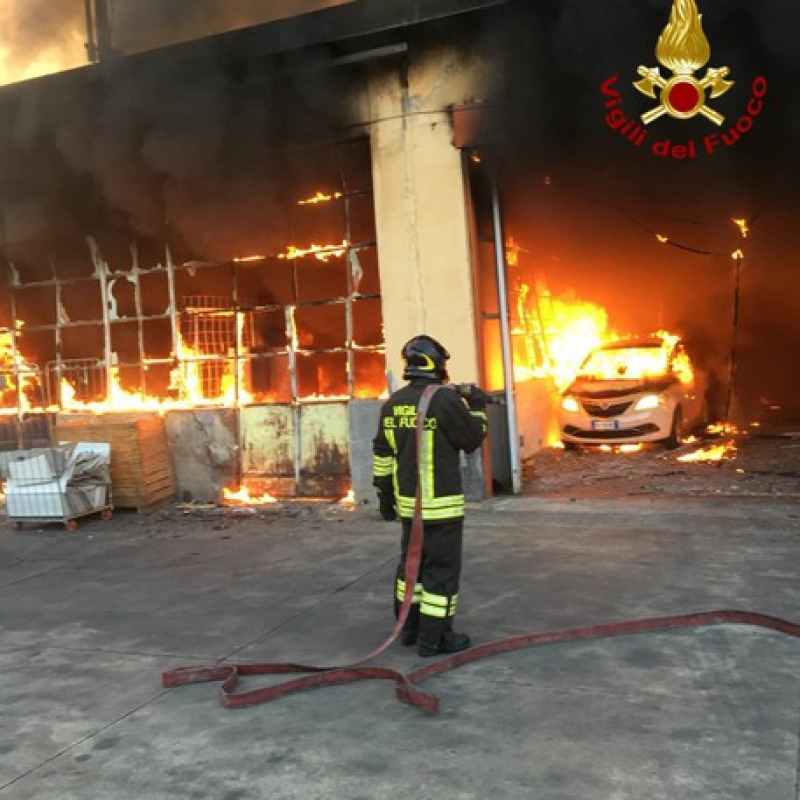 Incendio in deposito Amt Catania, domato