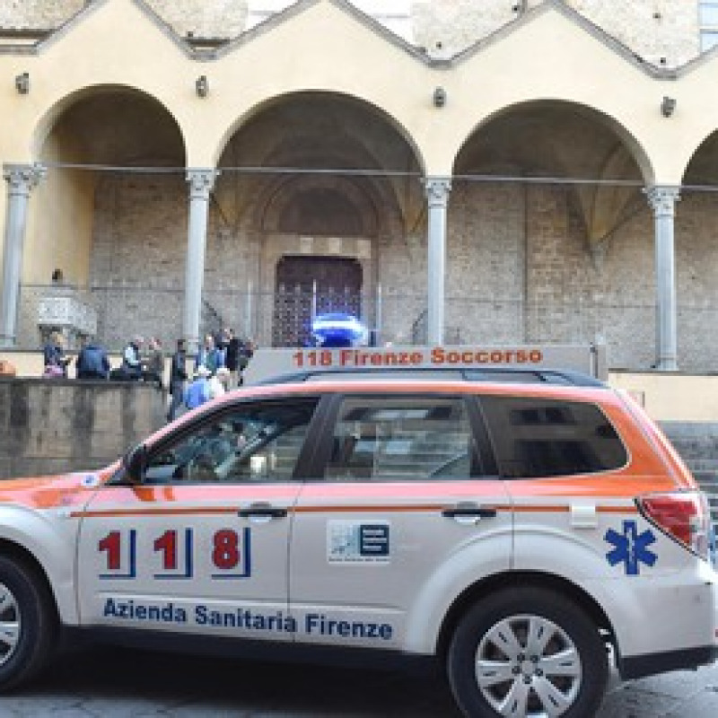 Cade elemento architettonico in basilica S.Croce, morto turista spagnolo
