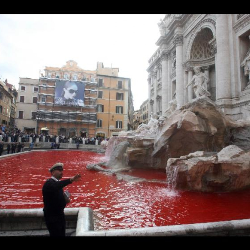 Fontana di Trevi diventa rossa