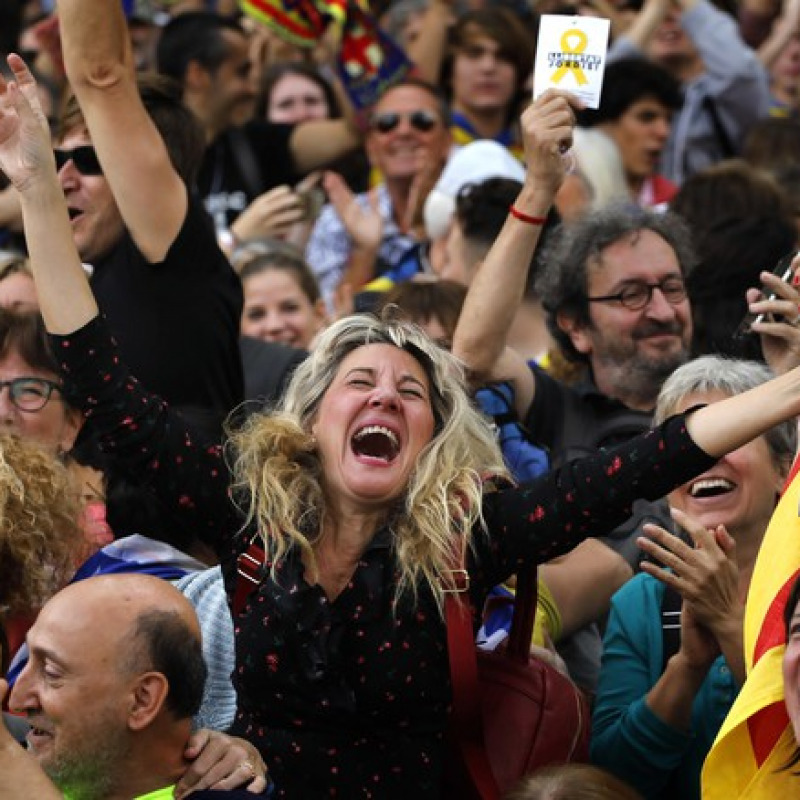 Il Parlament di Barcellona vota si all'indipendenza