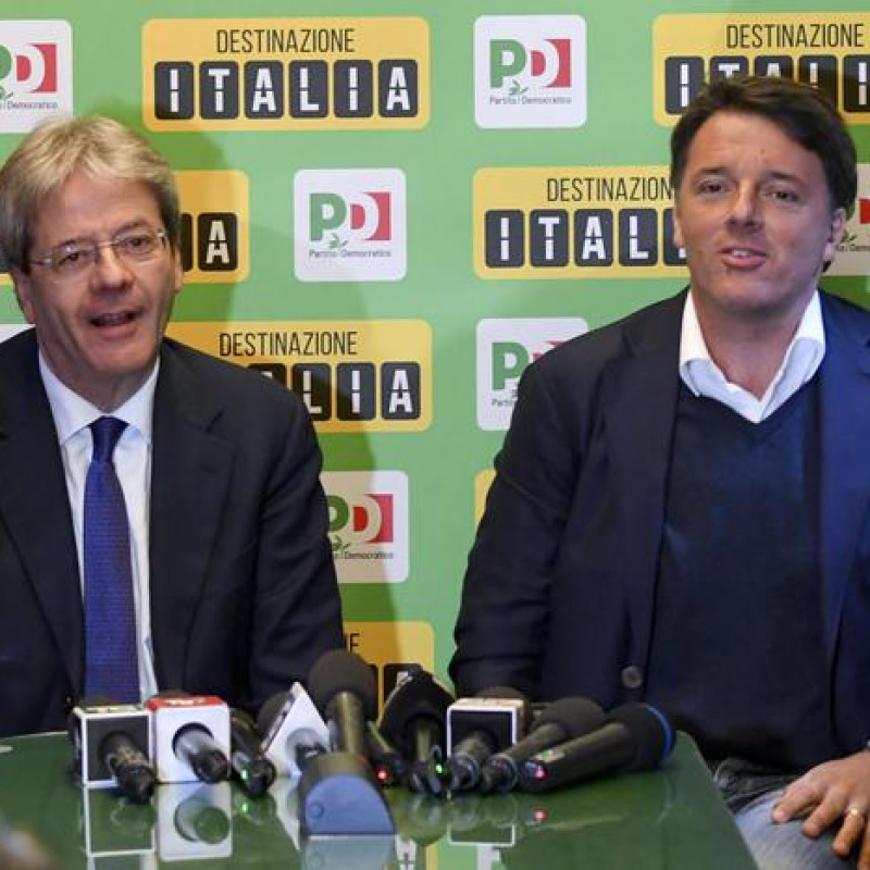 L'abbraccio tra Gentiloni e Renzi: ora unità