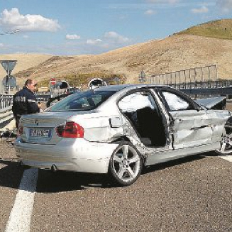 Auto contro guardrail, tragedia sfiorata