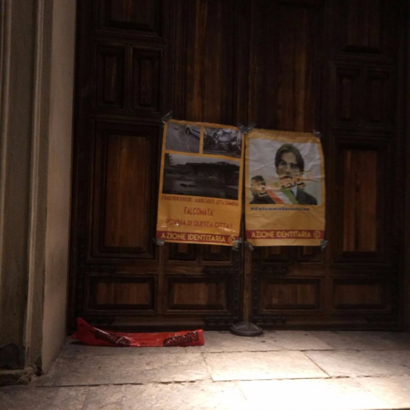 Manifesti contro Falcomatà a Palazzo San Giorgio