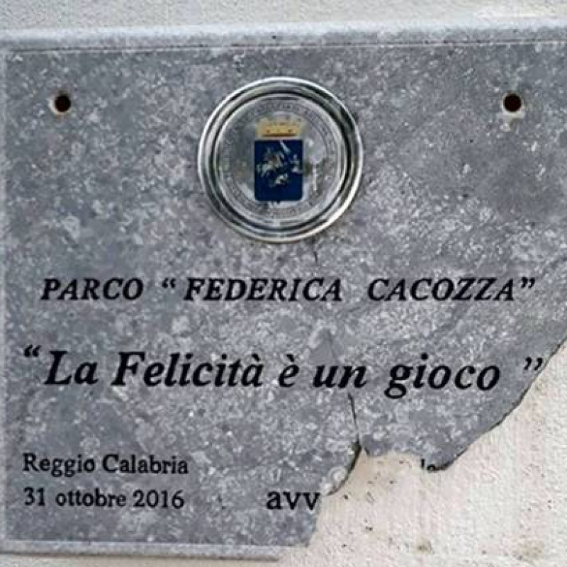 Reggio, danneggiata targa parco "Cacozza"