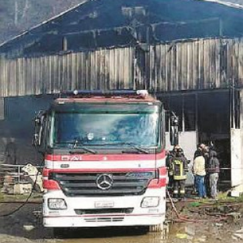 Bianchi, il fuoco distrugge una grande azienda agricola