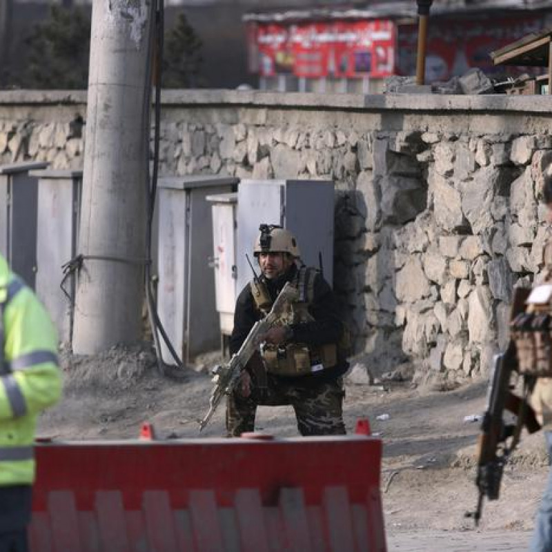 Kamikaze contro agenzia stampa a Kabul, almeno 40 morti