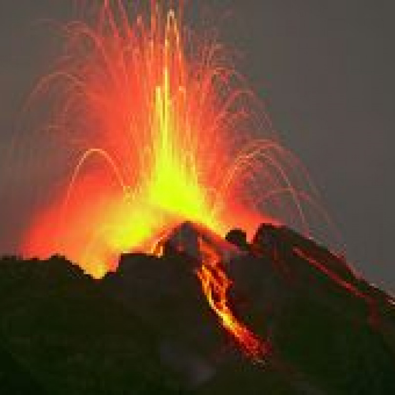 Venti turisti brindano sullo Stromboli in eruzione