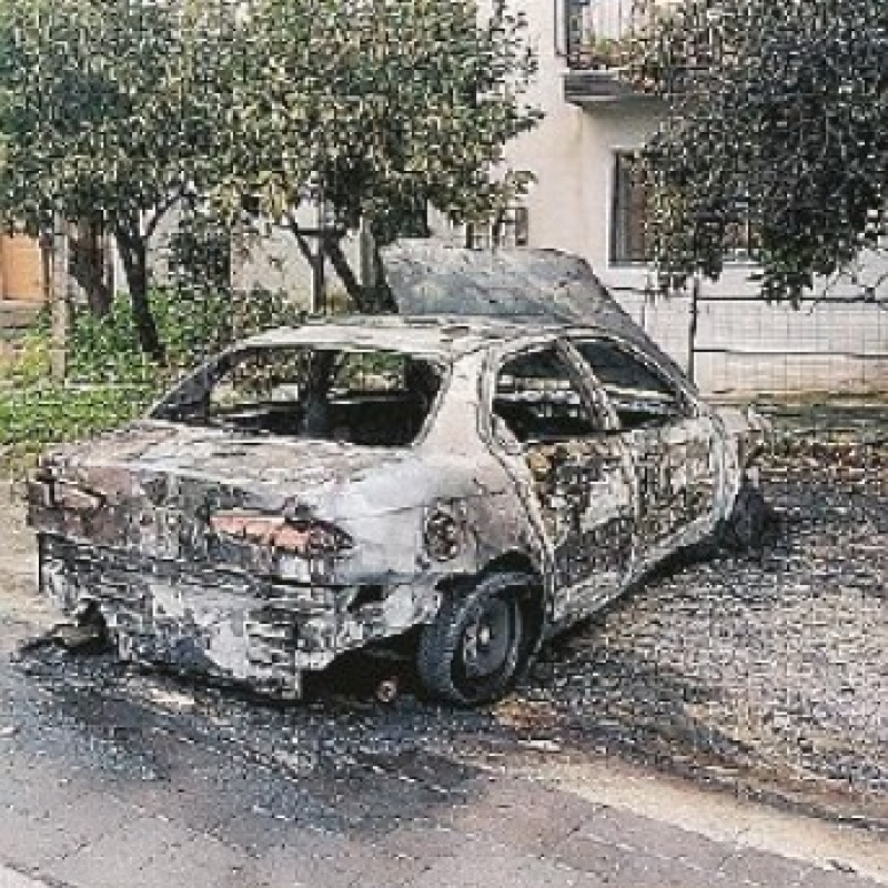 In fiamme un'altra auto di un romeno