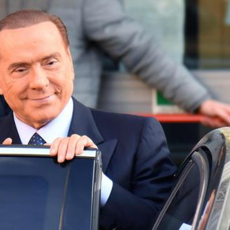 Berlusconi: " Via tasse su casa, auto e successioni"