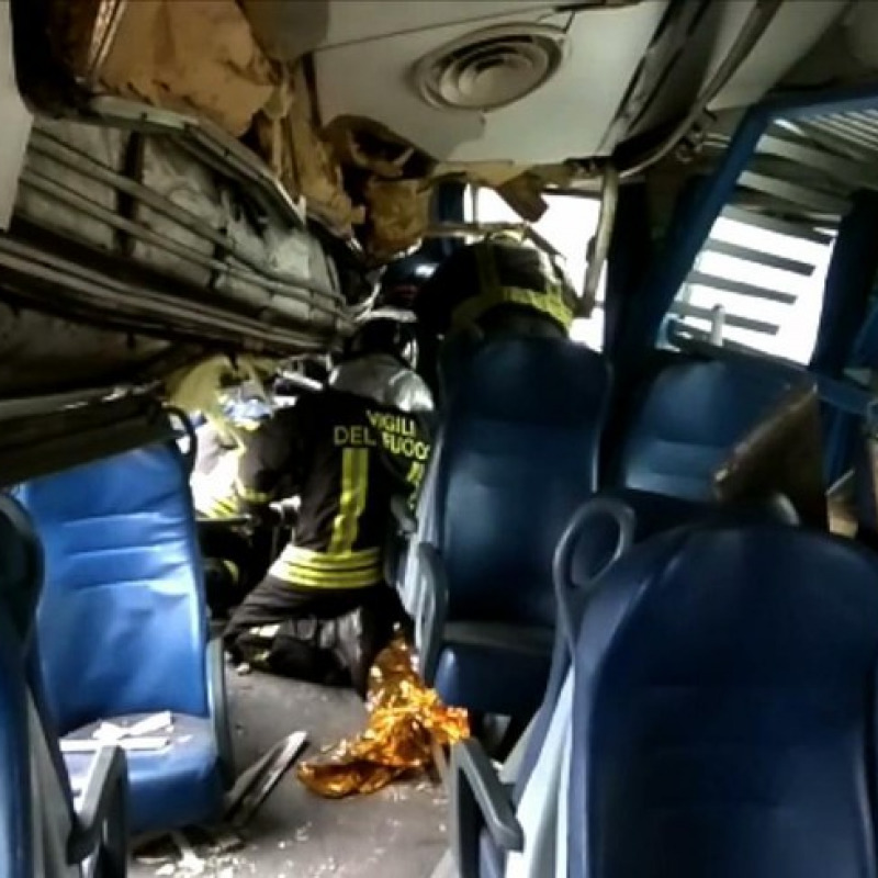 Treno deragliato, 5 morti Rfi: "Cedimento binario"