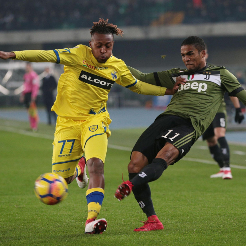 La Juve vince 2-0 a Verona, due espulsi per il Chievo