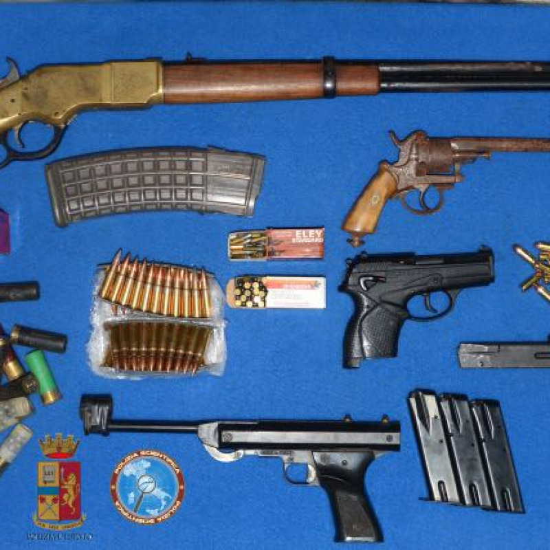 Armi e munizioni in cantina, arrestata una donna