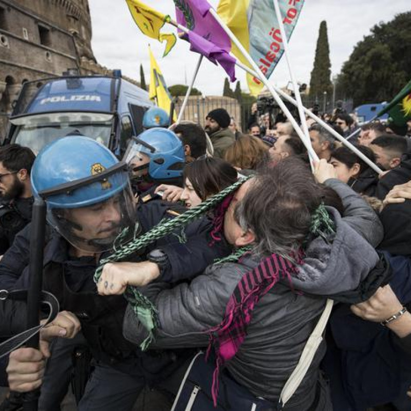 Erdogan a Roma: scontri al sit-in di protesta, un ferito