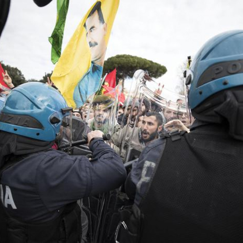 Erdogan a Roma: scontri al sit-in di protesta, un ferito