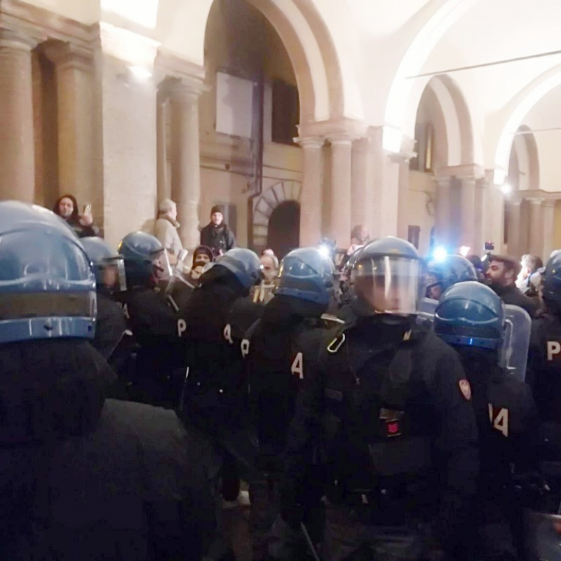 Macerata, cariche polizia contro i manifestanti di FN