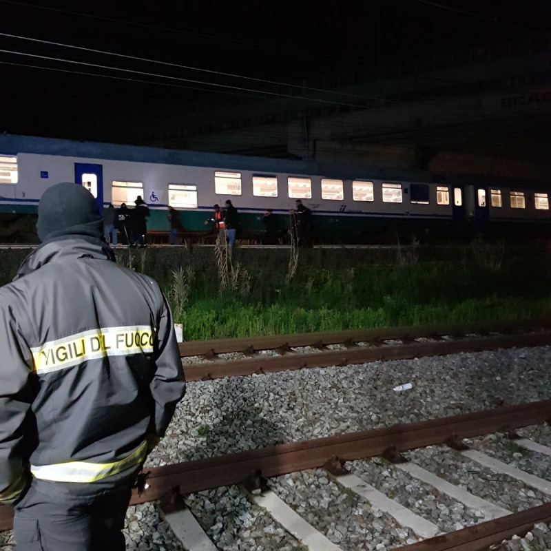 Persona travolta dal treno, circolazione ferroviaria sospesa