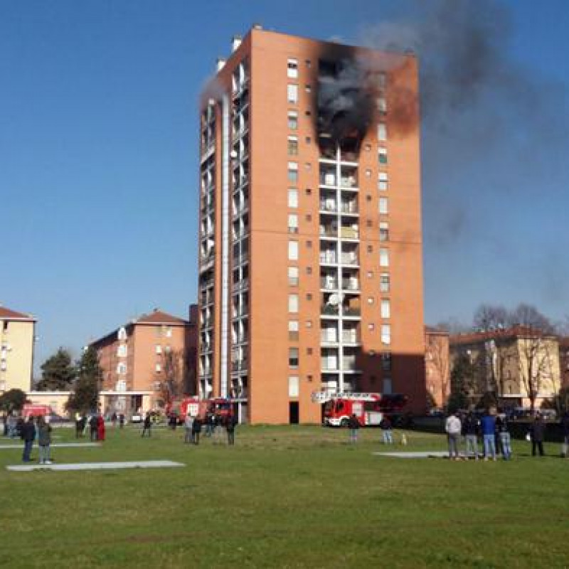 Incendio in un palazzo di 13 piani: gravissimo un bimbo