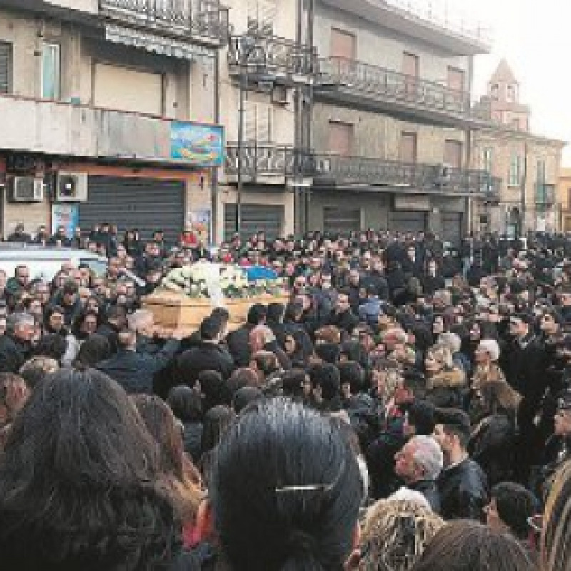 Una folla attonita e straziata ai funerali di Marilena Arena