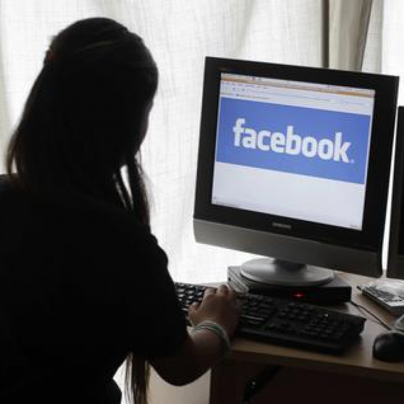 Stalking: 1.600 messaggi su Fb, divieto di avvicinarla