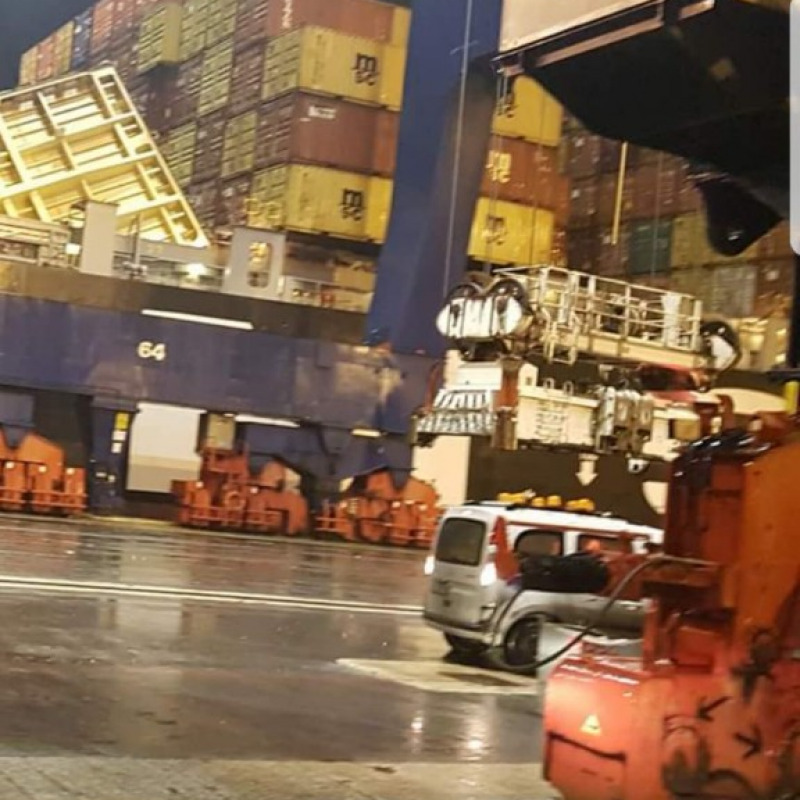 Crolla portellone di una nave al porto di Gioia Tauro