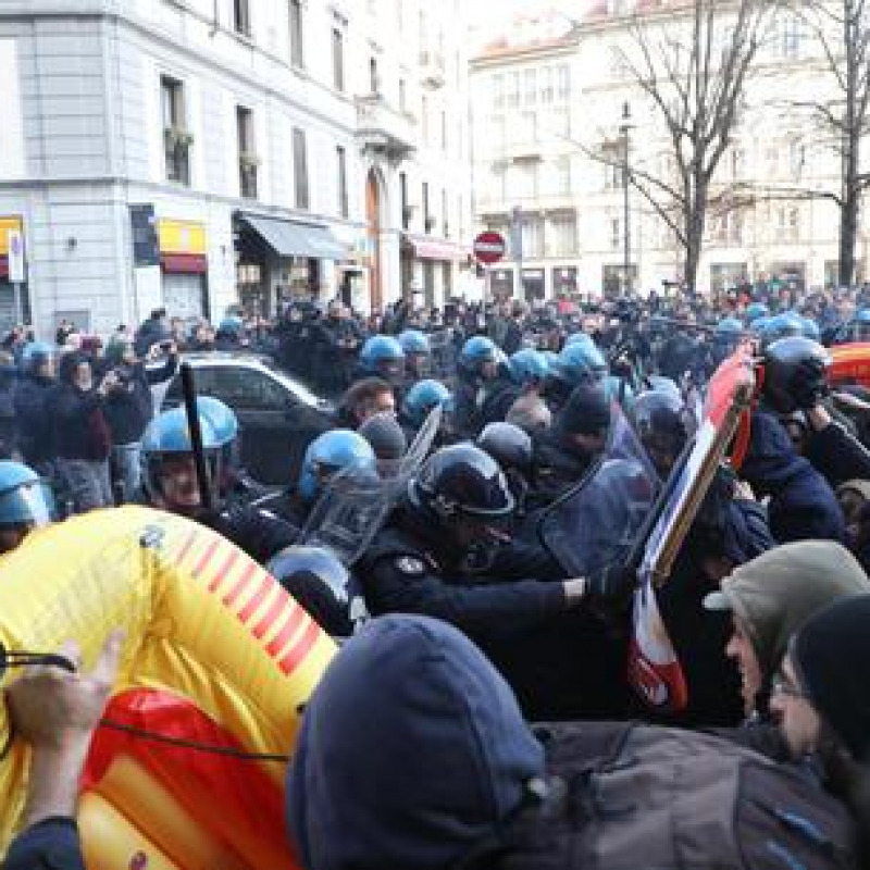 Milano, tensioni alla manifestazione antifascista