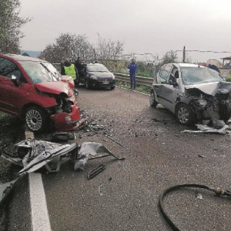 Scontro sulla statale 18, morto 55enne