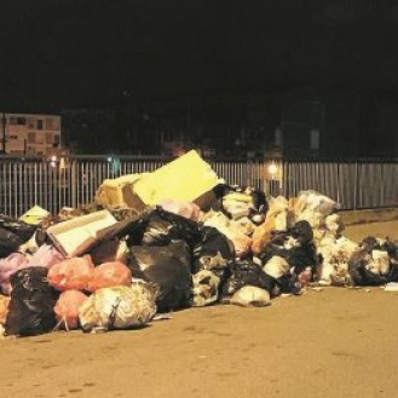 Via i cassonetti a Barcellona, rifiuti in strada