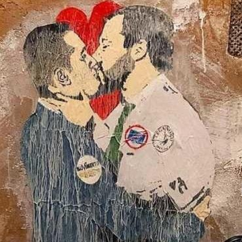 A Roma spunta murales, bacio tra Salvini e di Maio