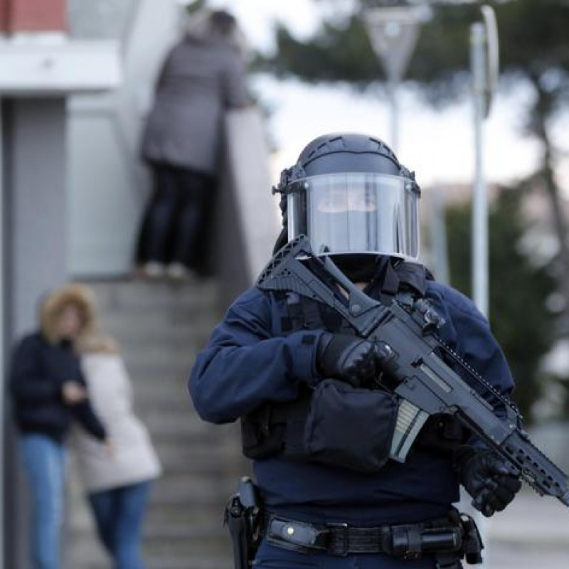 Francia, è morto il gendarme rimasto ferito