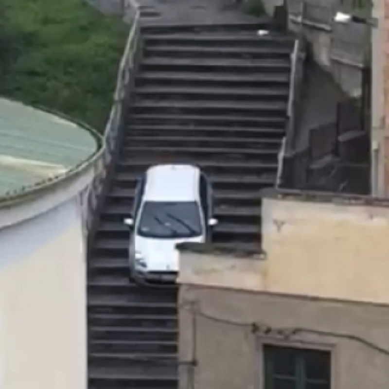 Con l'auto giù per le scale