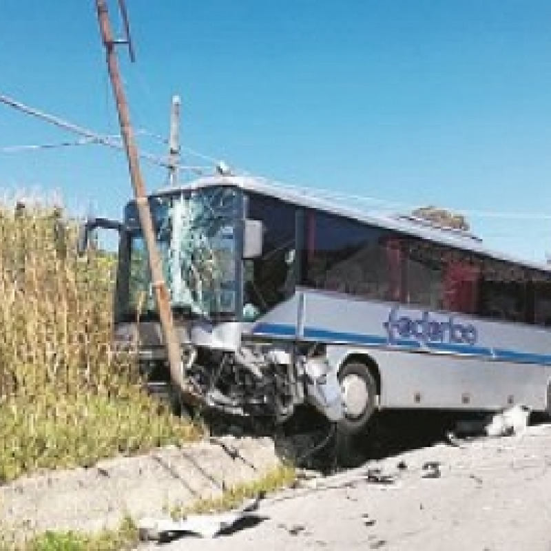 Scontro bus-auto, quattro feriti