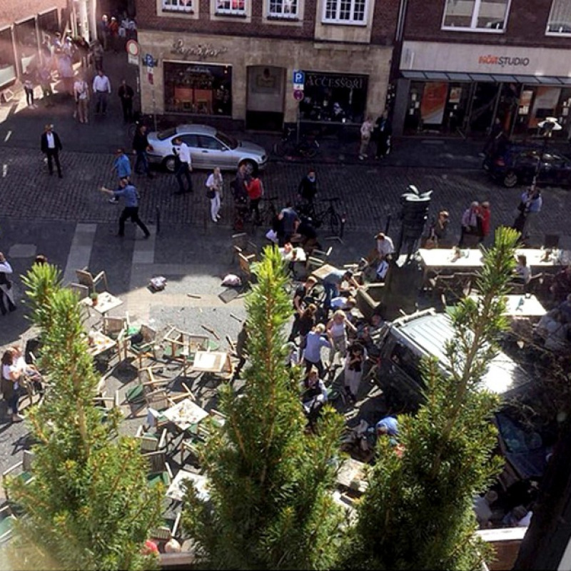 Furgone sulla folla a Muenster, morti e feriti