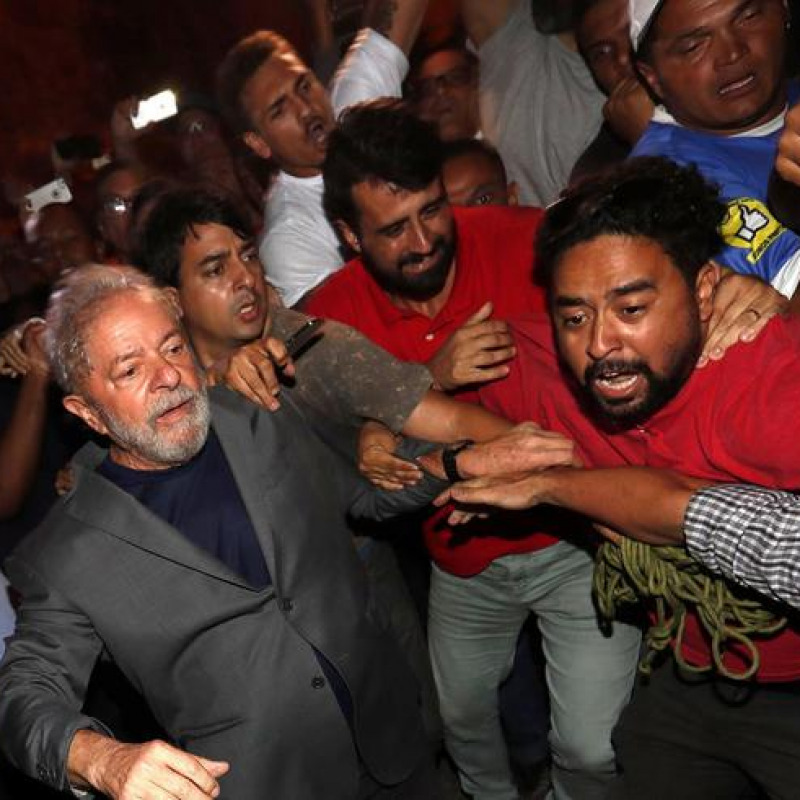 Lula si arrende e si consegna alla polizia