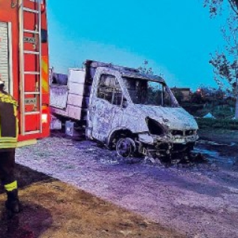 Raccolta dei rifiuti nel mirino Il fuoco distrugge un furgone