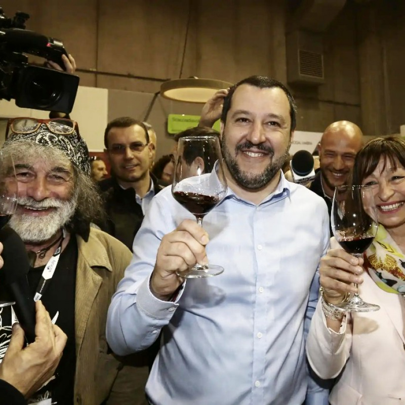 Corona dona a Salvini Amarone per ubriacare Di Maio