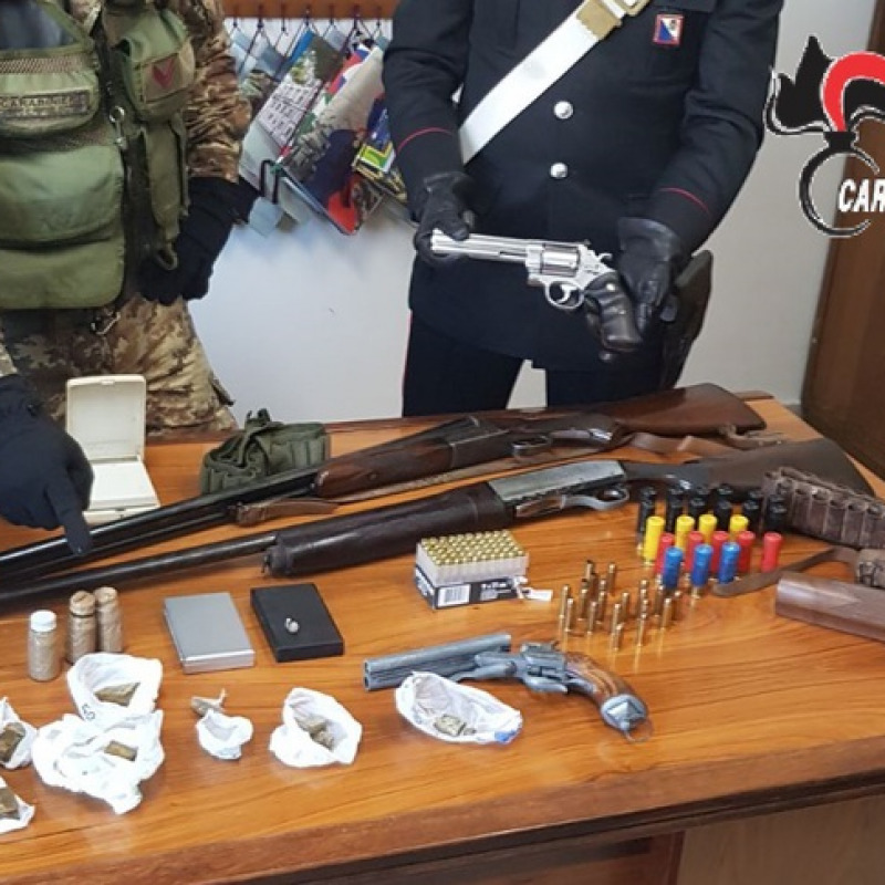 Pistole e fucili trovati nel Soveratese