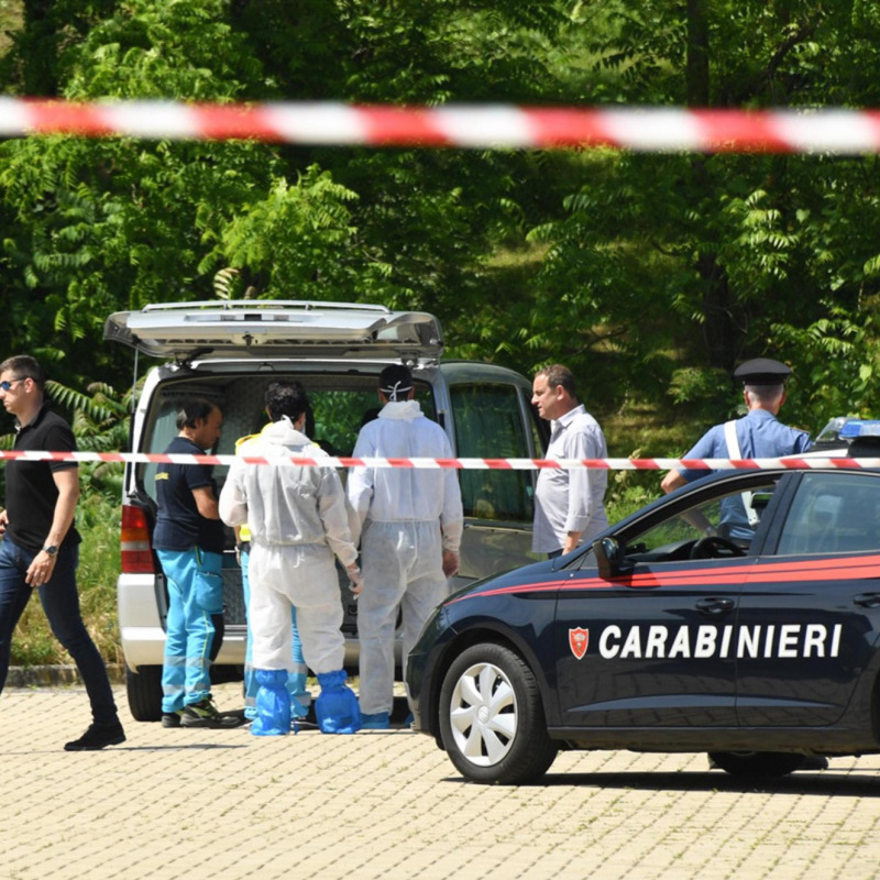 Sequestra l'ex, la uccide e poi si suicida