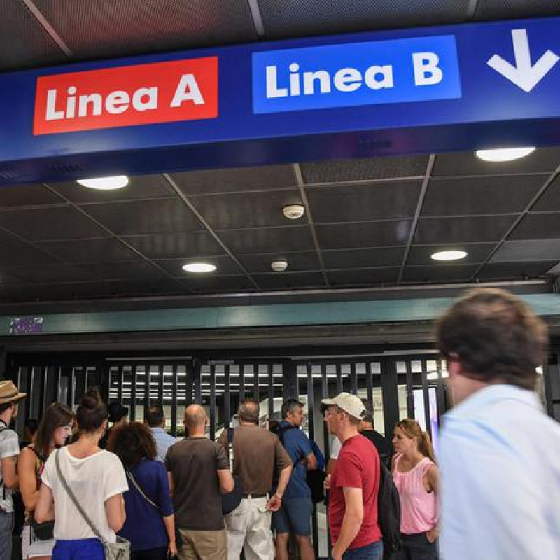 Falso allarme esplosioni in metro a Roma, panico fra i passeggeri