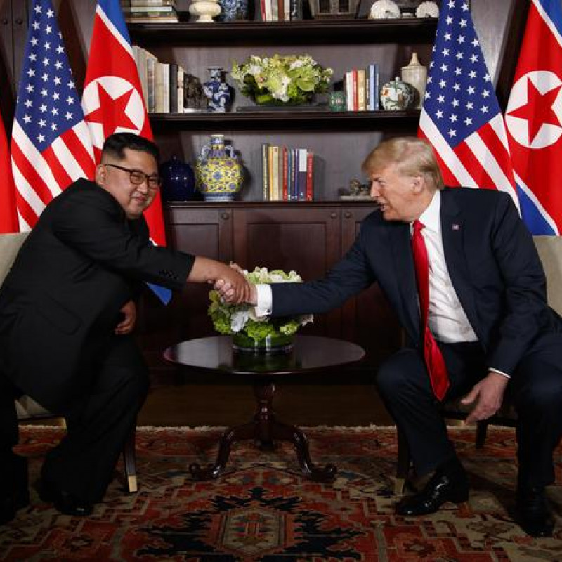 Trump-Kim, stretta mano storica attesa da 70 anni