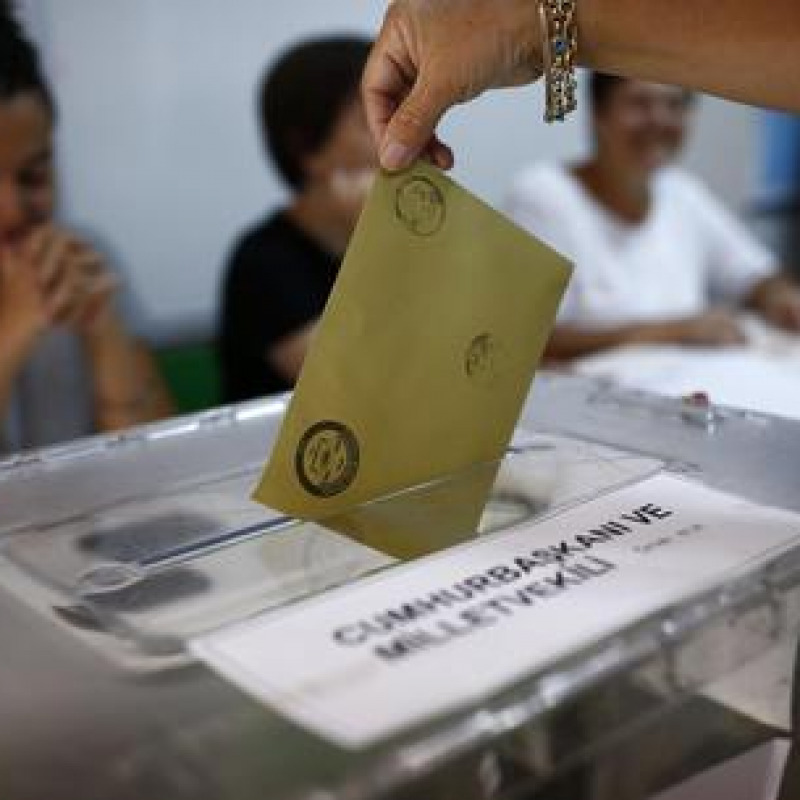 Turchia: 4 italiani fermati ai seggi