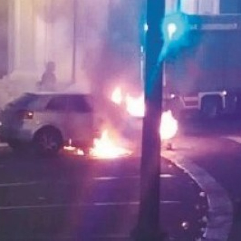 L’auto incendiata a una docente, al vaglio filmati e testimonianze