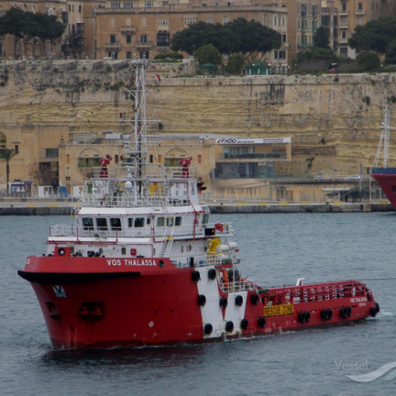 Nave italiana salva 66 migranti, poi li lascia alla Guardia Costiera