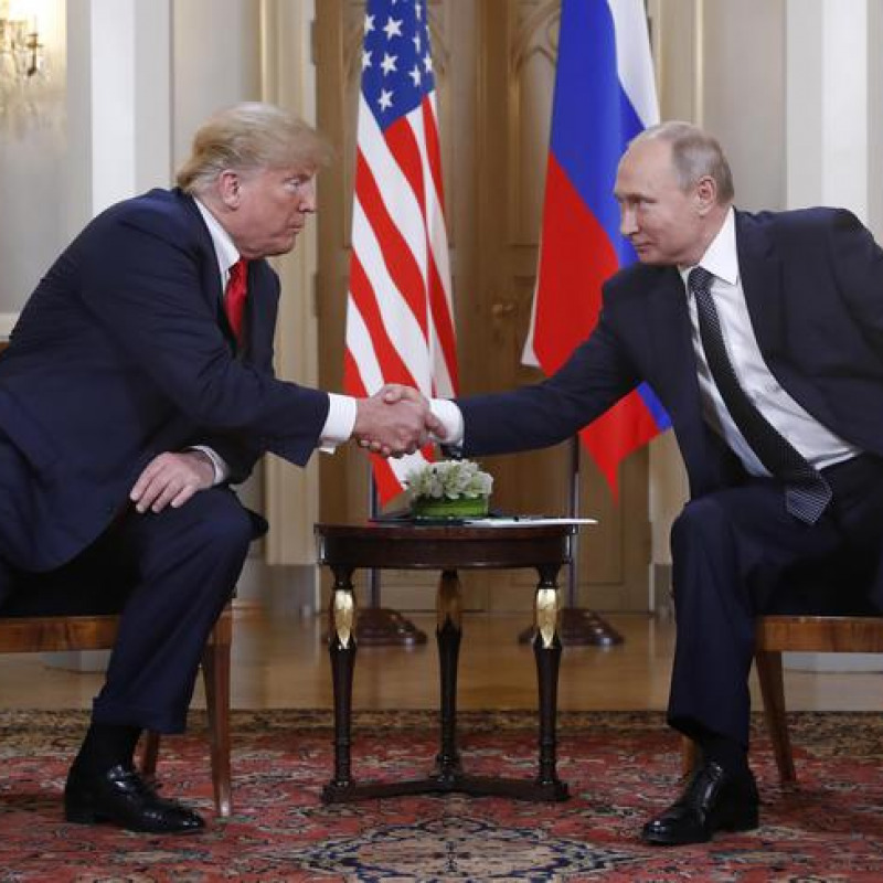 Trump a Putin: "E' bello essere qui con te"