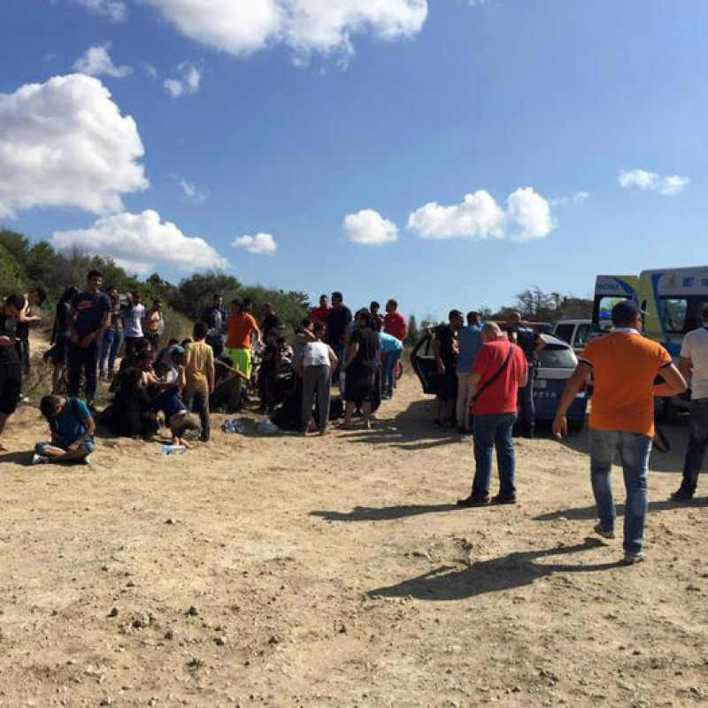 Sbarcano in Calabria 56 migranti, soccorsi dai vacanzieri