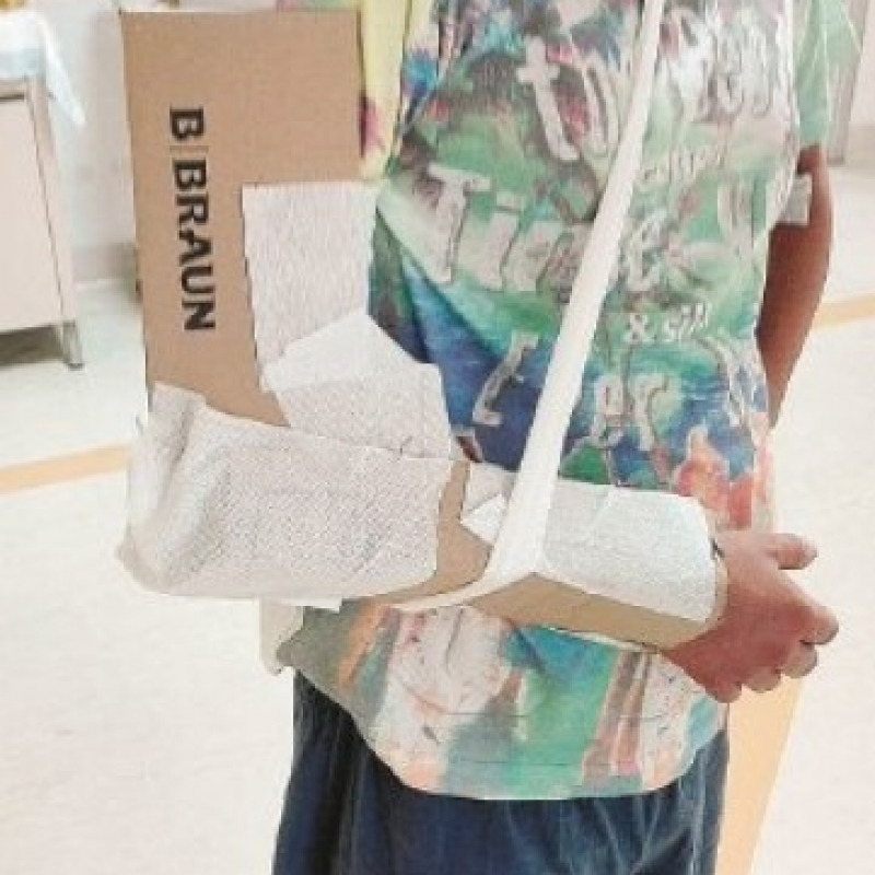 Niente tutori ortopedici In ospedale arti “bloccati” col cartone da imballaggio