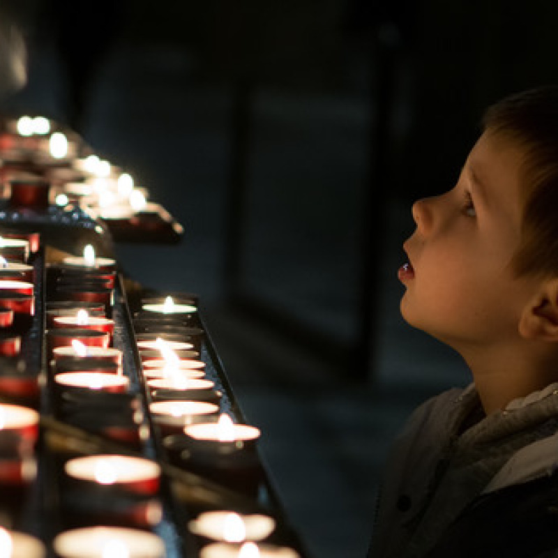 La preghiera di un bambino. Foto TimArbaev iStock.